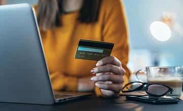 Эксперт предупредила об опасности оформления карт вне офисов банков