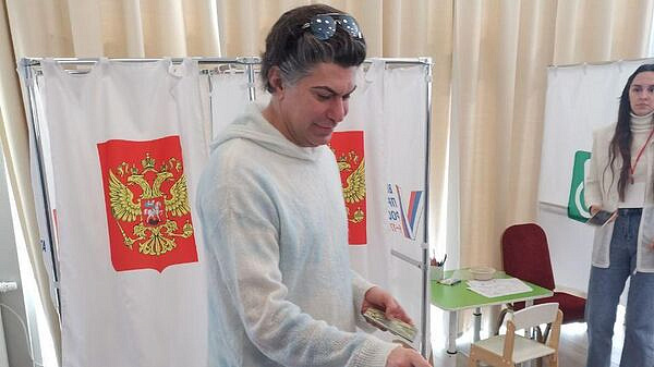 Цискаридзе проголосовал на избирательном участке в Сириусе
