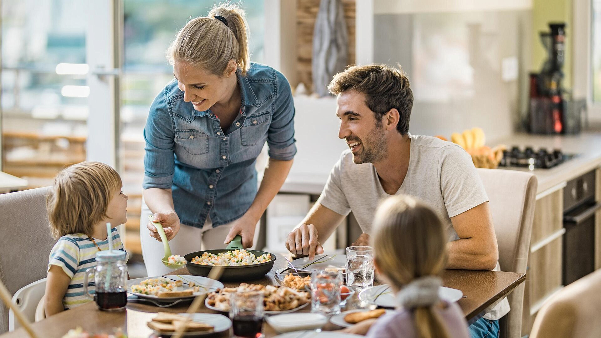 В СФ призвали рассказывать детям о роли материнства и отцовства