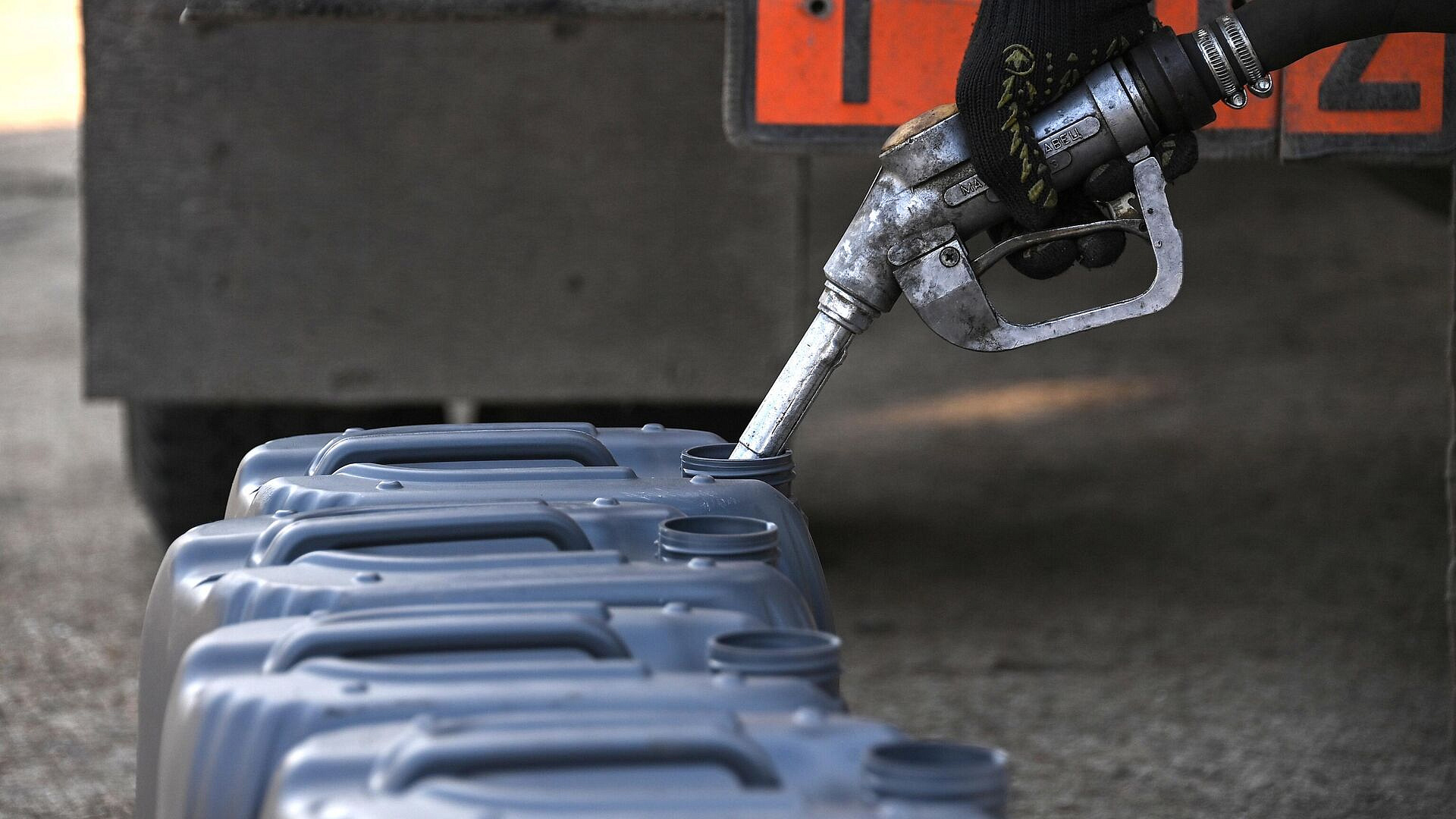 В Госдуме предложили запретить продавать бензин несовершеннолетним