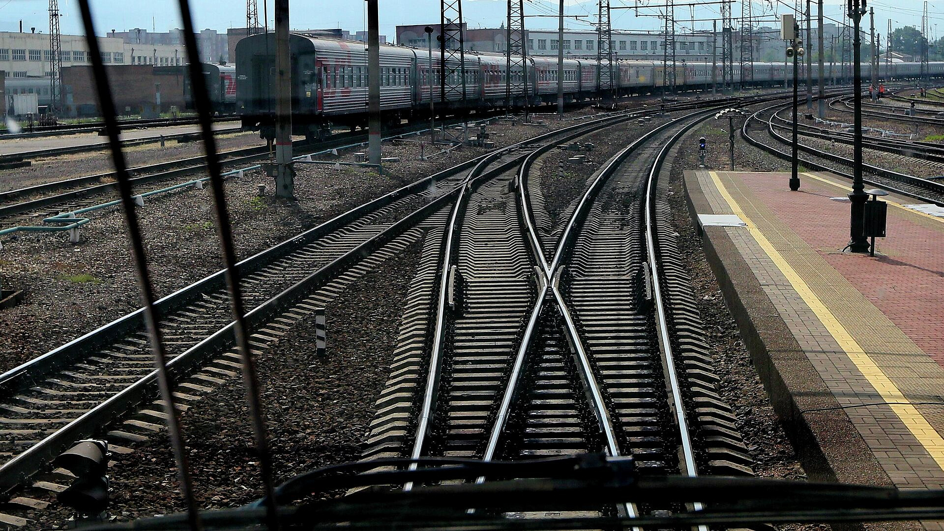 В Вологодской области легковушка столкнулась с грузовым поездом