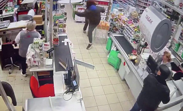В Рыбинске фитнес-тренер ударил ногой девушку в магазине