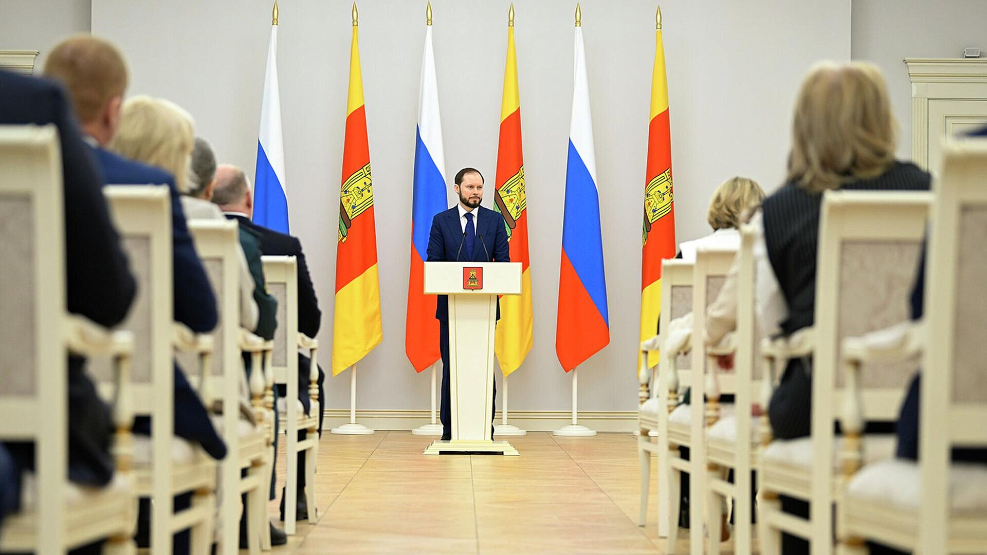 Виталий Королев в преддверии 8 марта наградил жительниц Верхневолжья