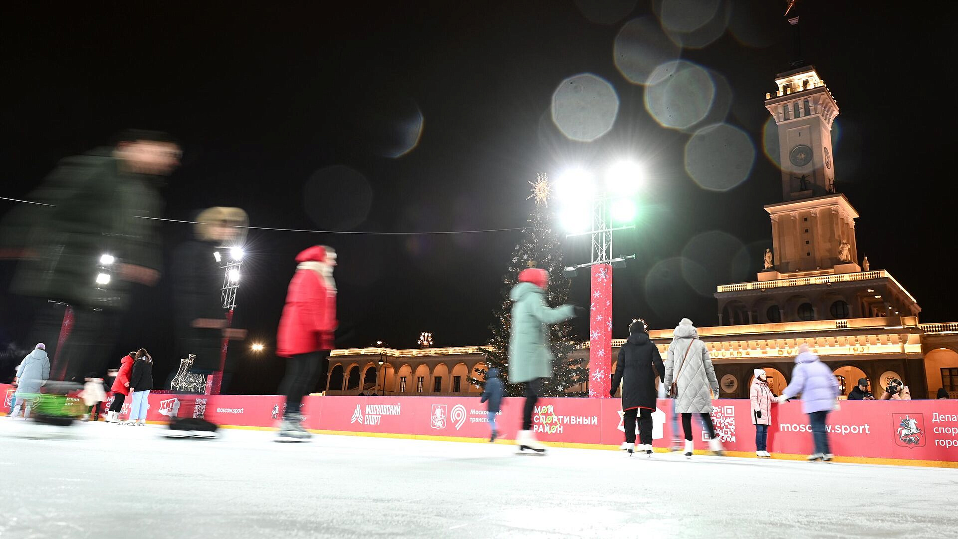 Каток на Северном речном вокзале в Москве возобновил работу