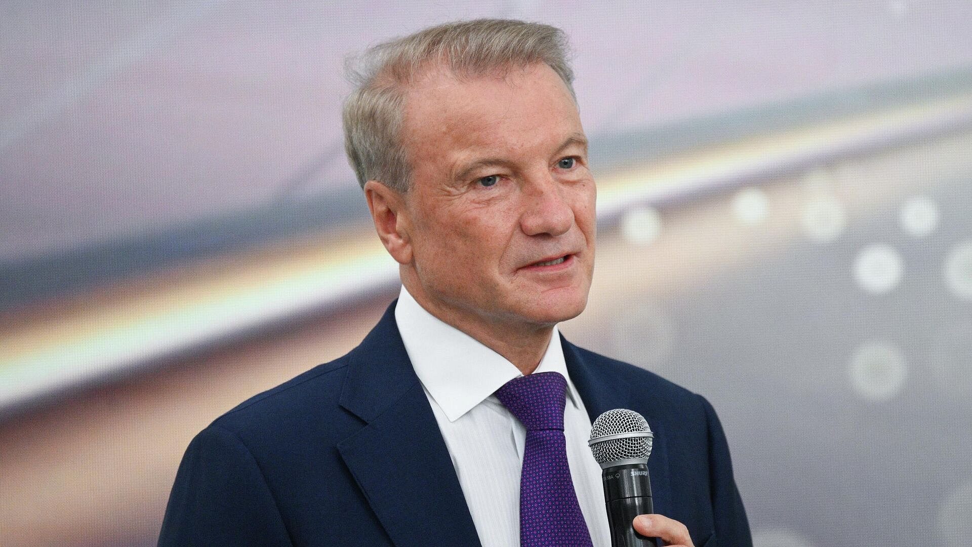 Греф заявил, что Сбербанком управляет не он