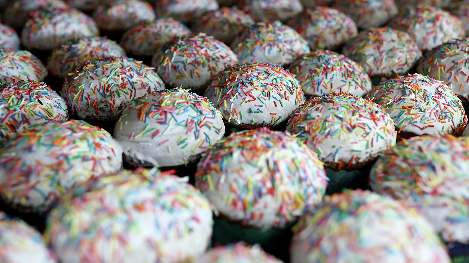 Военные пекари испекли 1500 пасхальных куличей для бойцов на передовой