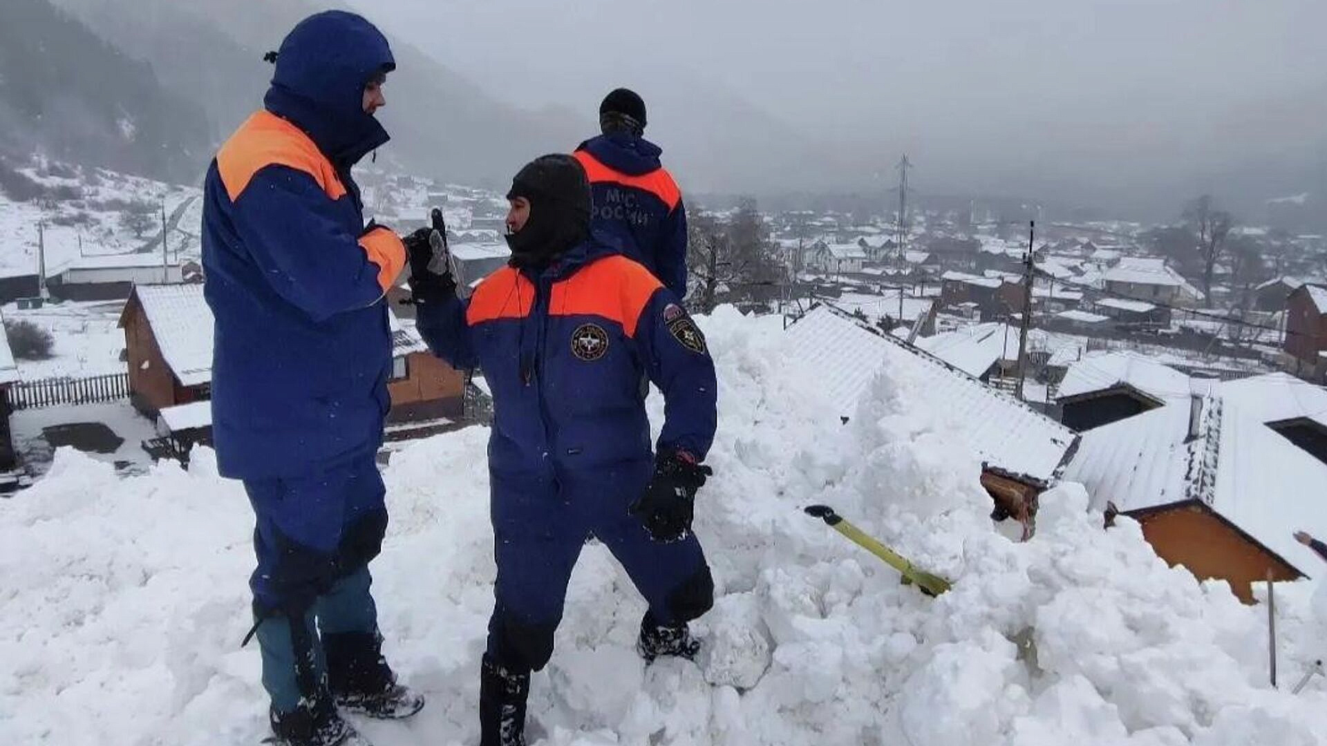 В Карачаево-Черкесии лавина сошла на два кемпинга и автомобиль