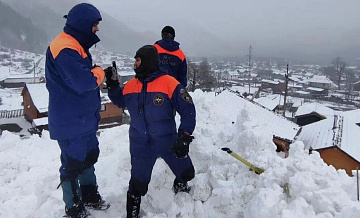 В Карачаево-Черкесии лавина сошла на два кемпинга и автомобиль