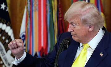 Трамп перед брифингом по разведке выбирал камни для бального зала
