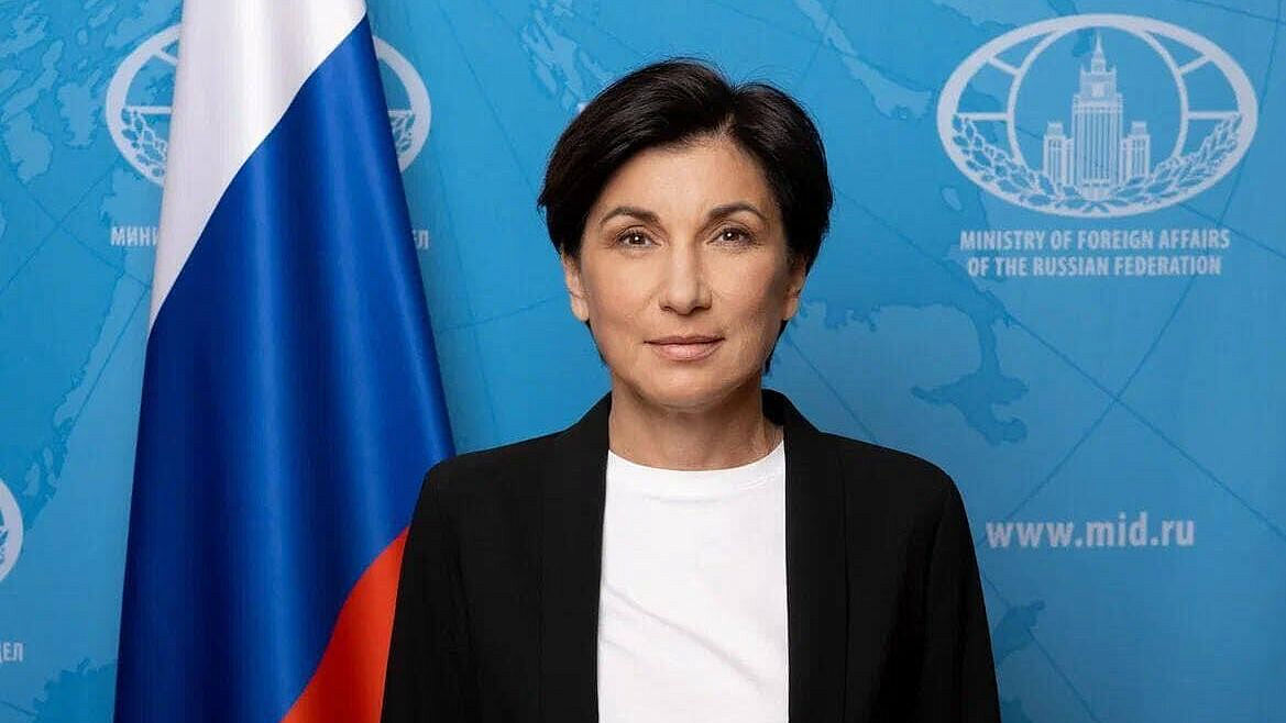 Захарова высмеяла британскую газету за ошибку с фото российского посла