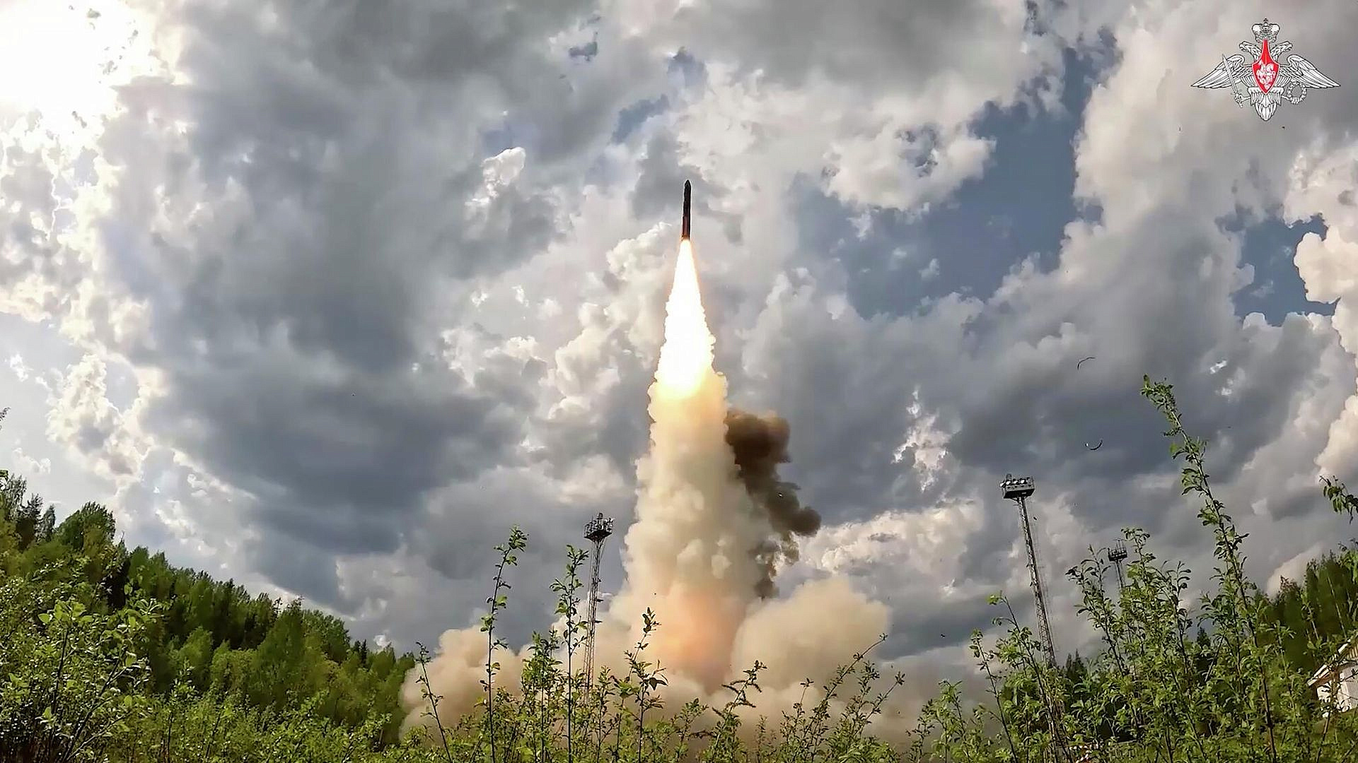 На космодроме Плесецк провели пуск межконтинентальной баллистической ракеты