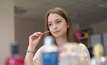 Названы самые дорогие духи, проданные в России весной