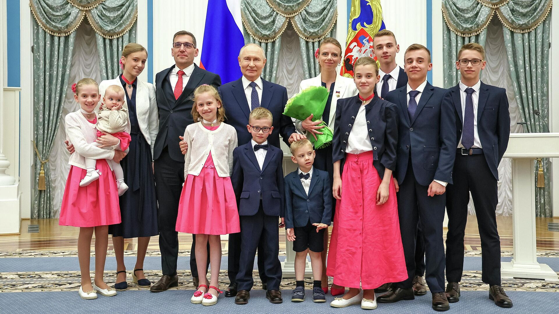 Многодетный отец подарил Путину статую Фатимской Богоматери