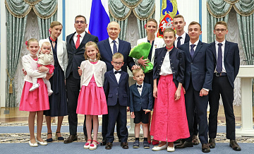 Многодетный отец подарил Путину статую Фатимской Богоматери
