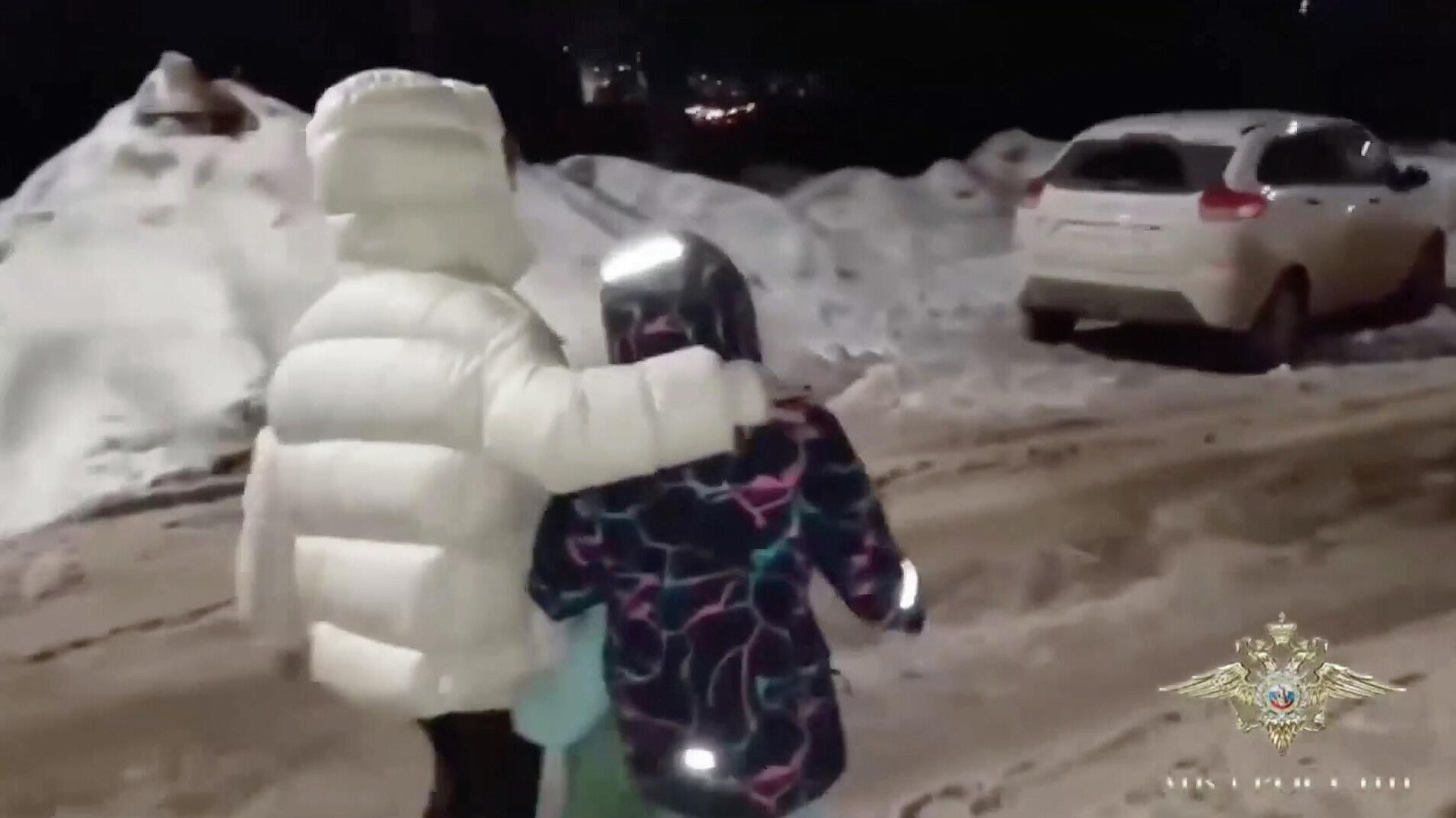 Соседи найденной в Смоленске девочки рассказали о работе следователей