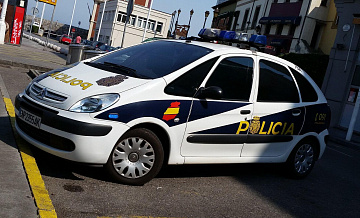 В Испании мужчина попытался сесть на борт самолета с умершей женой