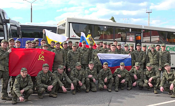 Освобожденные из украинского плена военные развернули флаг России