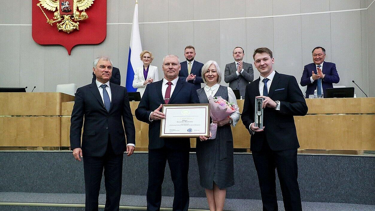 Володин вручил грамоту ветерану, сбившему сбил беспилотник из ружья