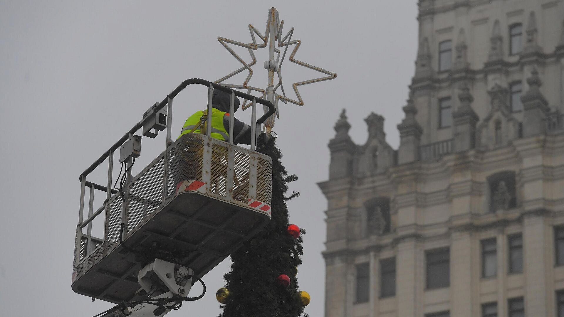 В Москве начали демонтаж световых декоративных конструкций