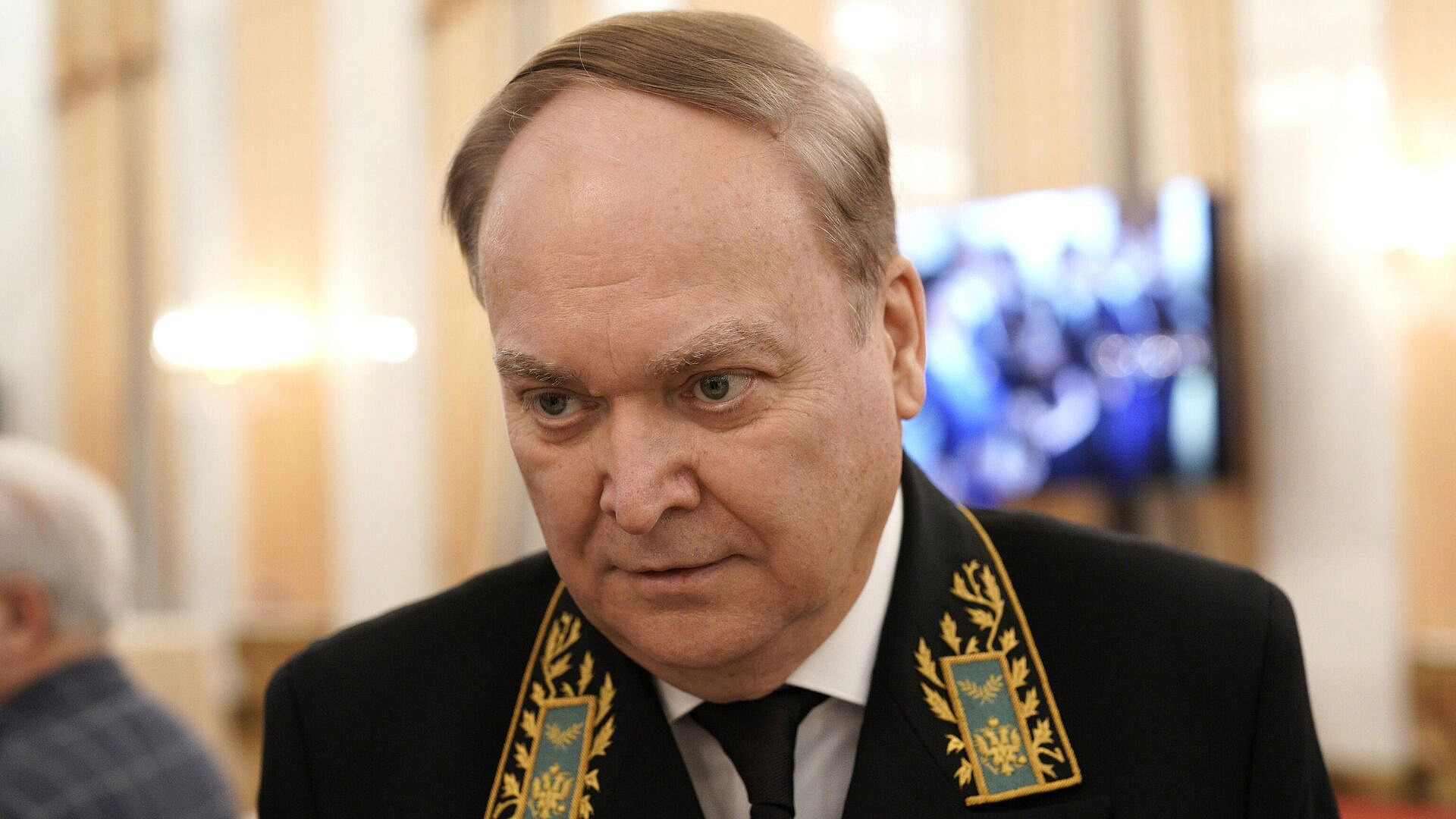 Антонов обвинил Запад в уничтожении исторической памяти на Украине