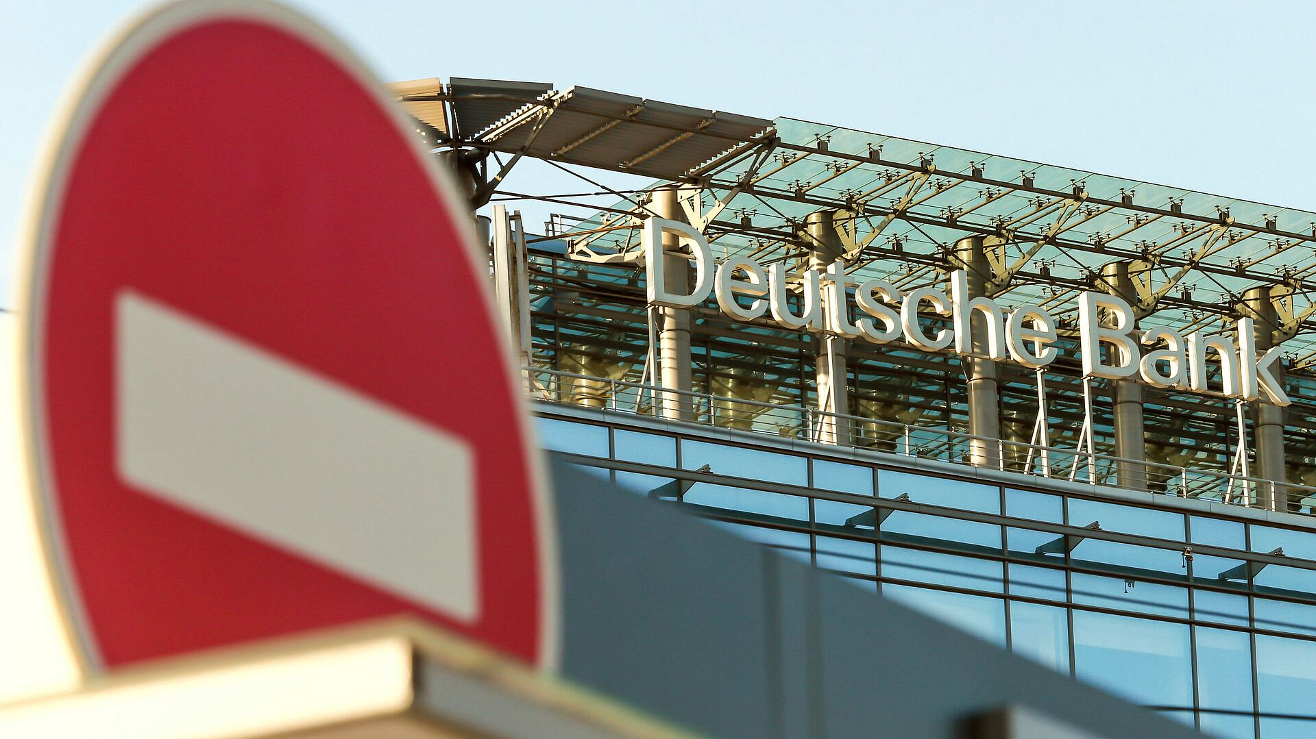Суд в Петербурге арестовал активы Deutsche Bank на 238,6 миллиона евро
