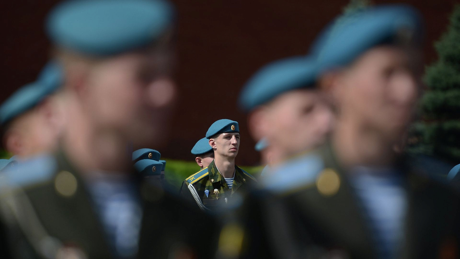 Белоусов поздравил военнослужащих и ветеранов с Днем ВДВ