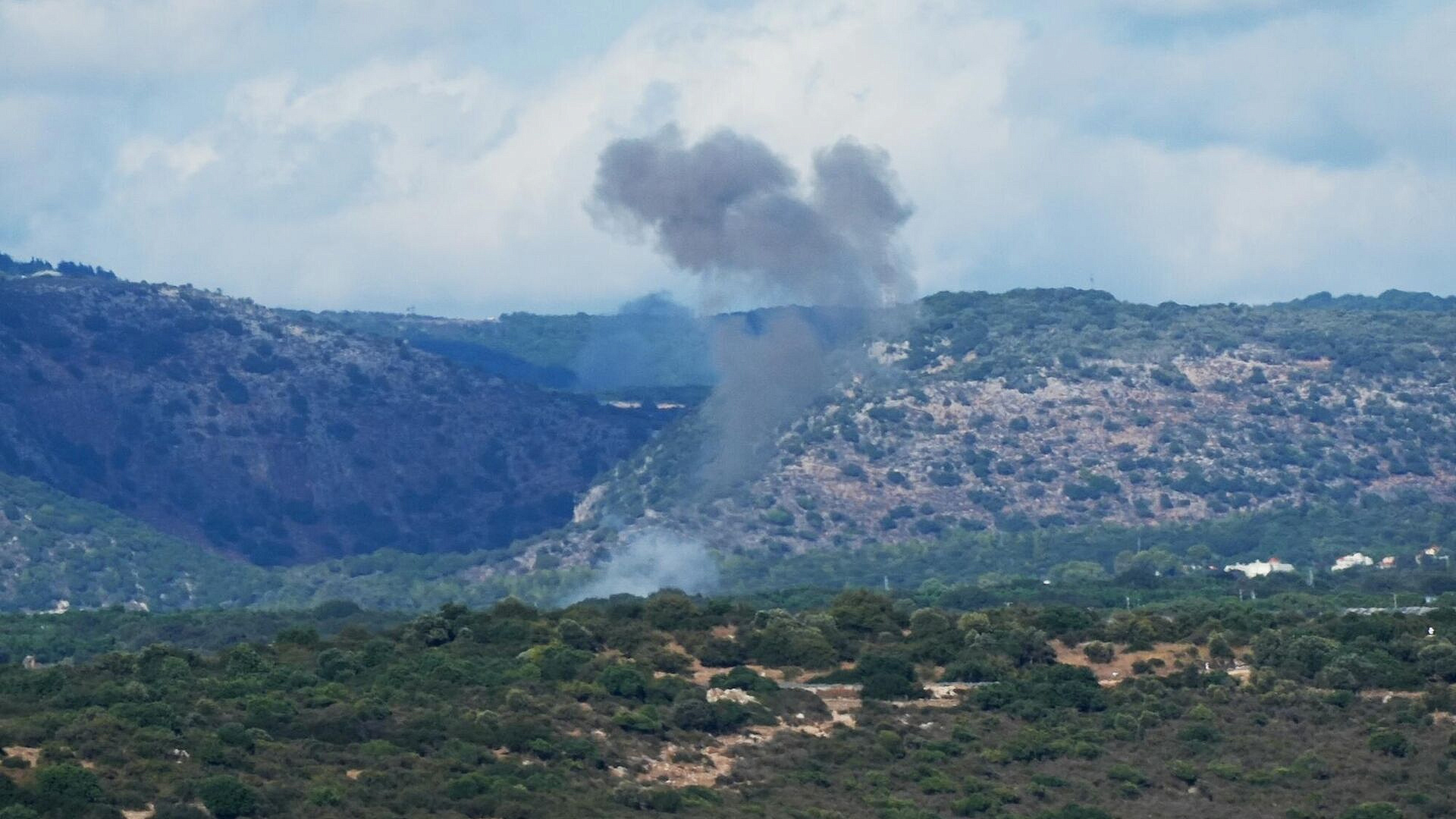 "Хезболла" нанесла массированный ракетный удар по израильскому поселению