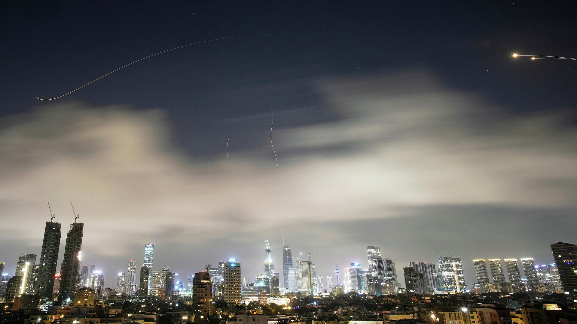 В районе Тель-Авива раздались взрывы