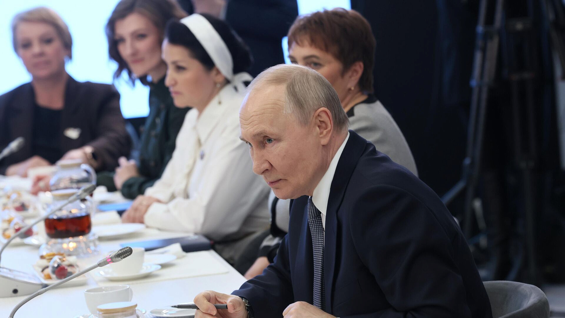 Бойцы на передовой будут биться до победы, уверен Путин