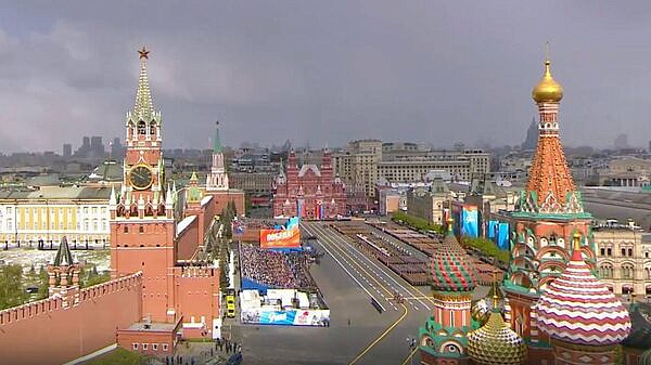 На домах-книжках в Москве транслируют видеоролик в честь Дня Победы