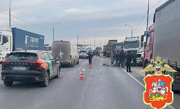 В Подмосковье грузовик вылетел на встречку, один человек погиб