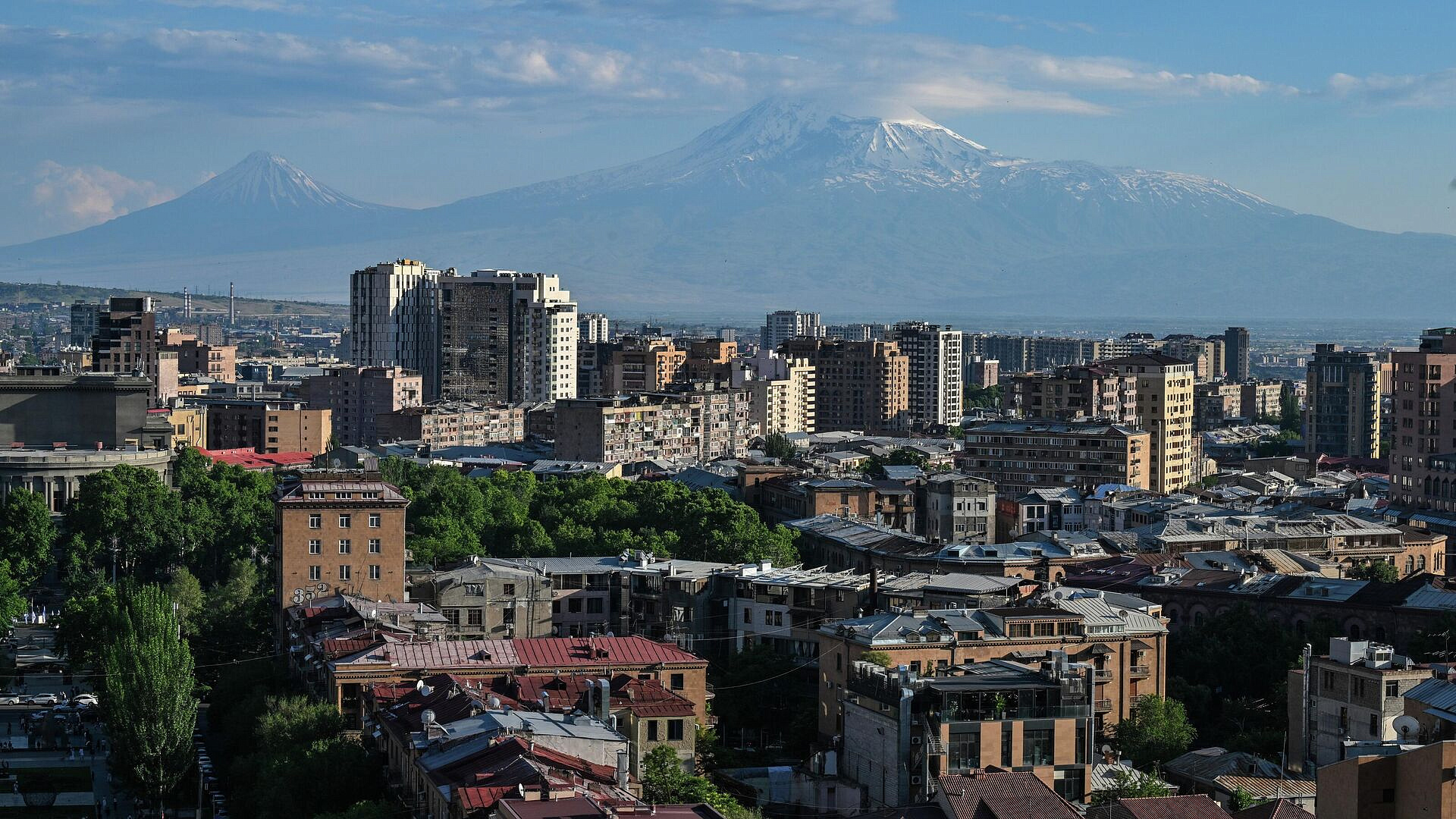 Двое служителей армянской церкви не могут вернуться в Россию из-за повестки