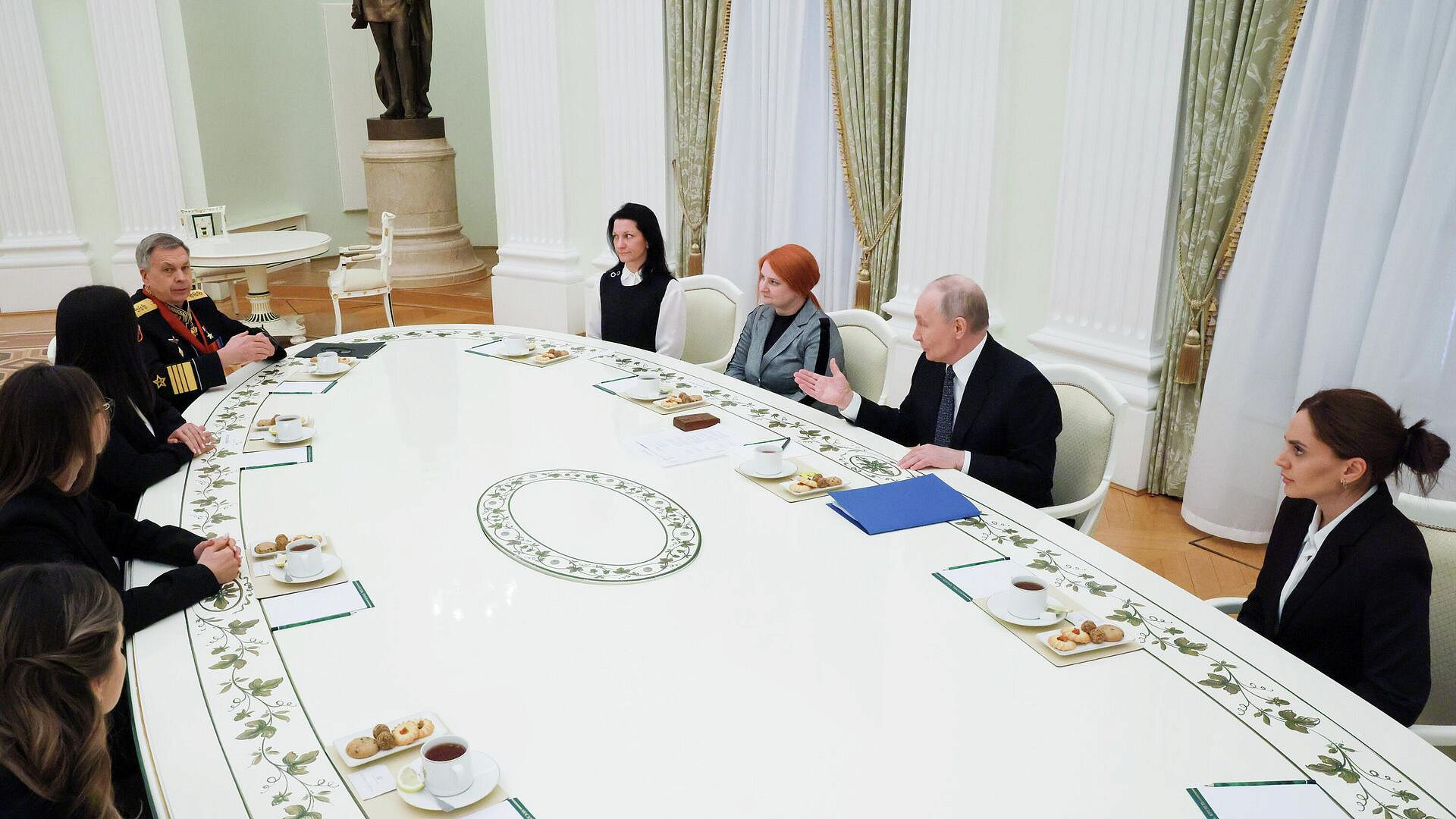 Путин назвал детей погибших спецназовцев детьми всей страны 