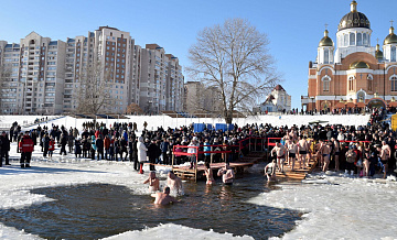 На Украины отмечают Крещение, несмотря на решение властей перенести его