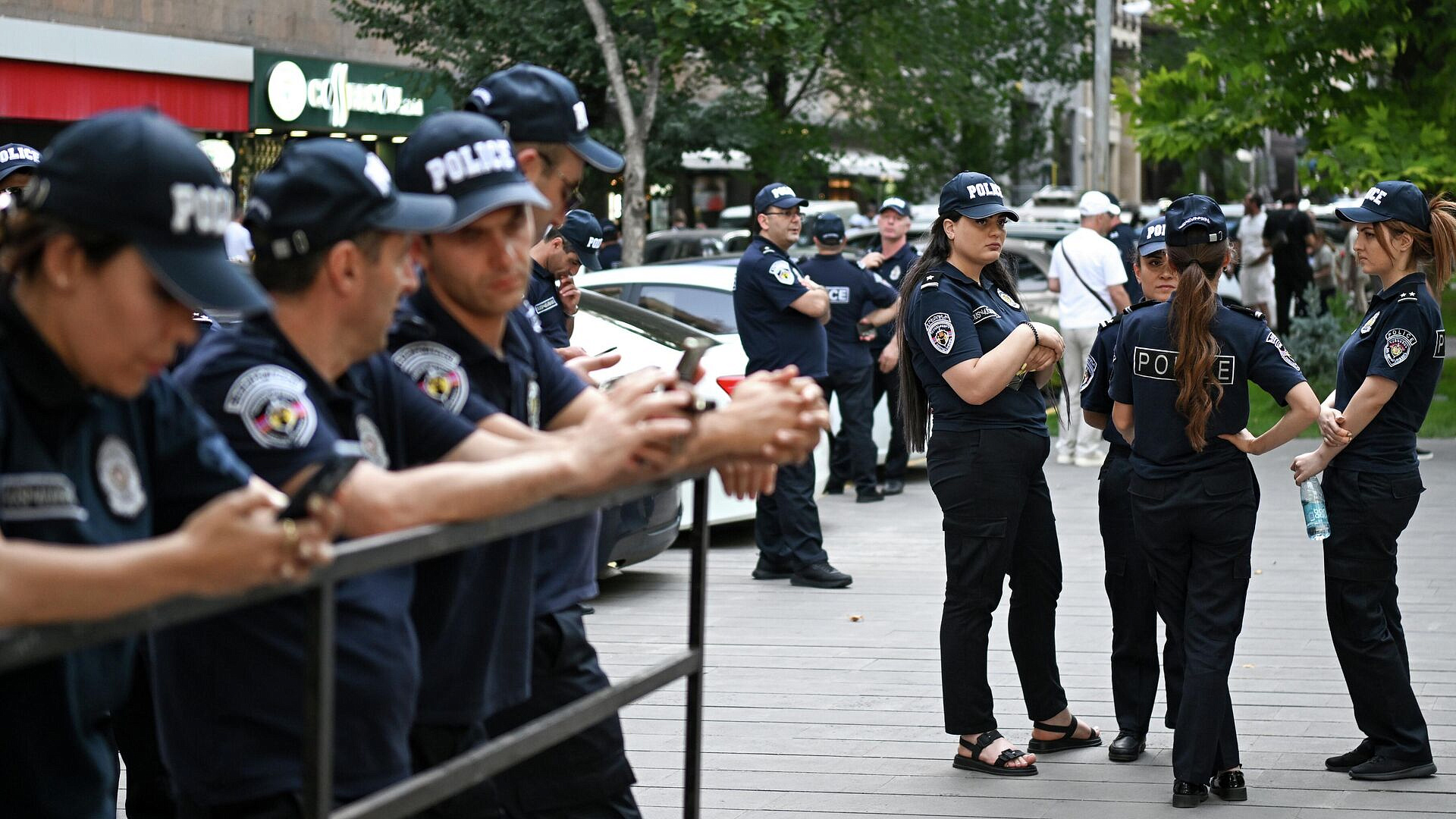 В Армении силовики задержали трех сторонников архиепископа Баграта