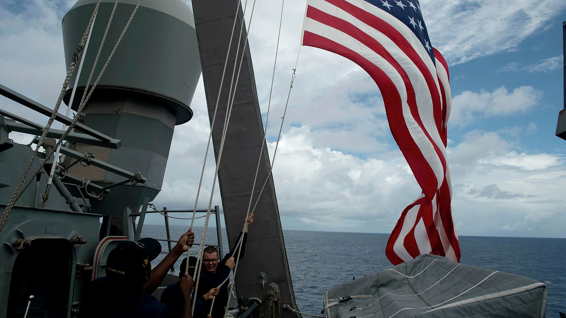 Корабль США с морпехами заметили на пути к Ближнему Востоку, пишут СМИ