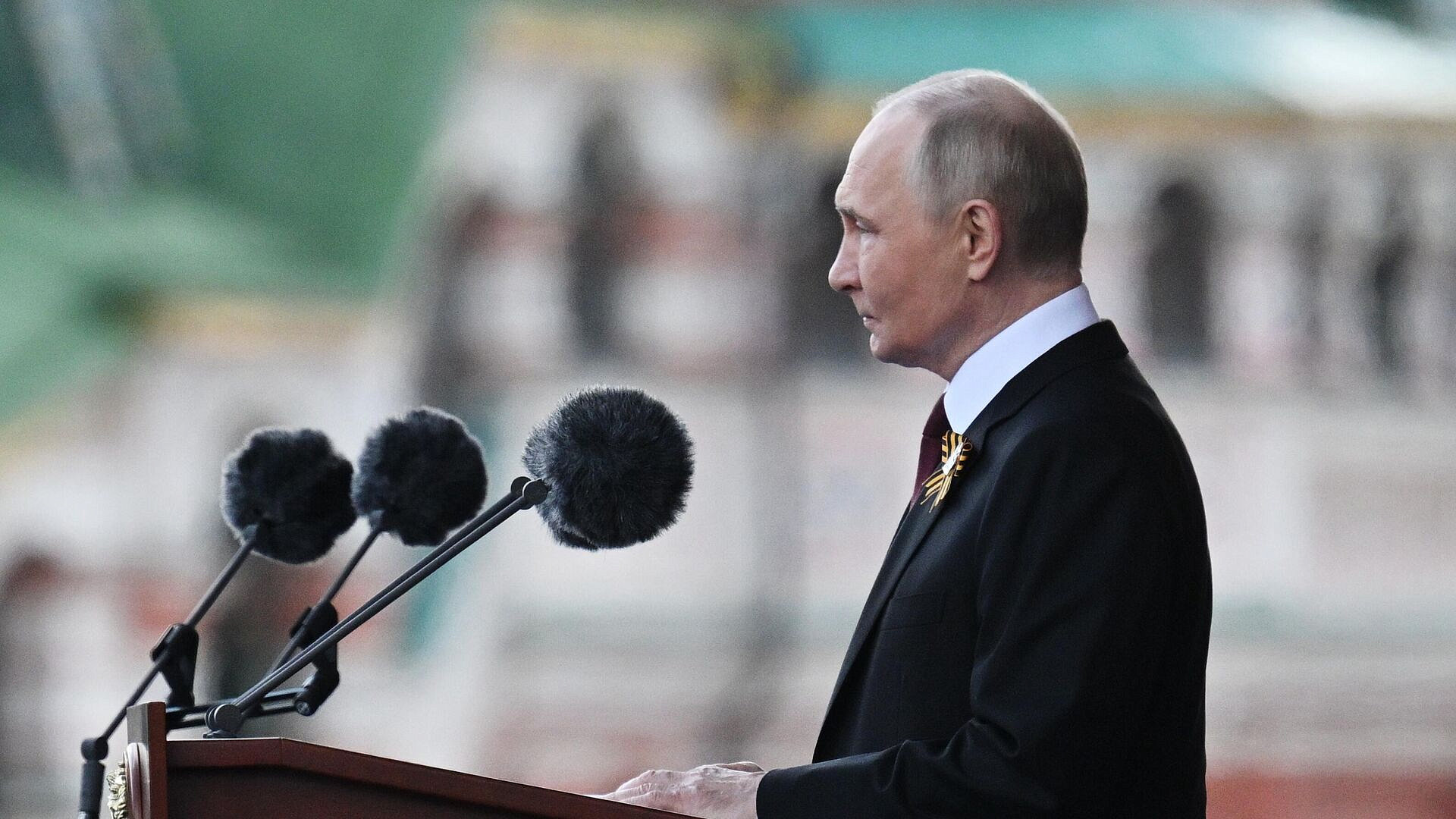Путин пожал руки участникам СВО после парада Победы