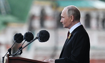 Путин пожал руки участникам СВО после парада Победы