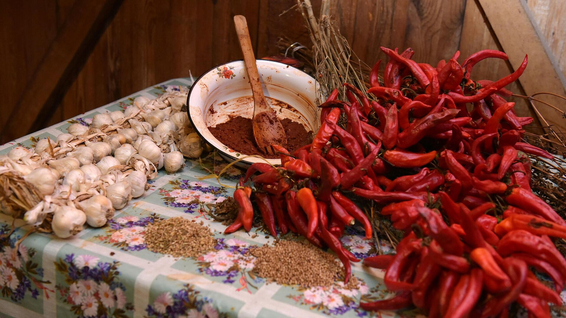 Врач рассказала, кому нельзя есть острое