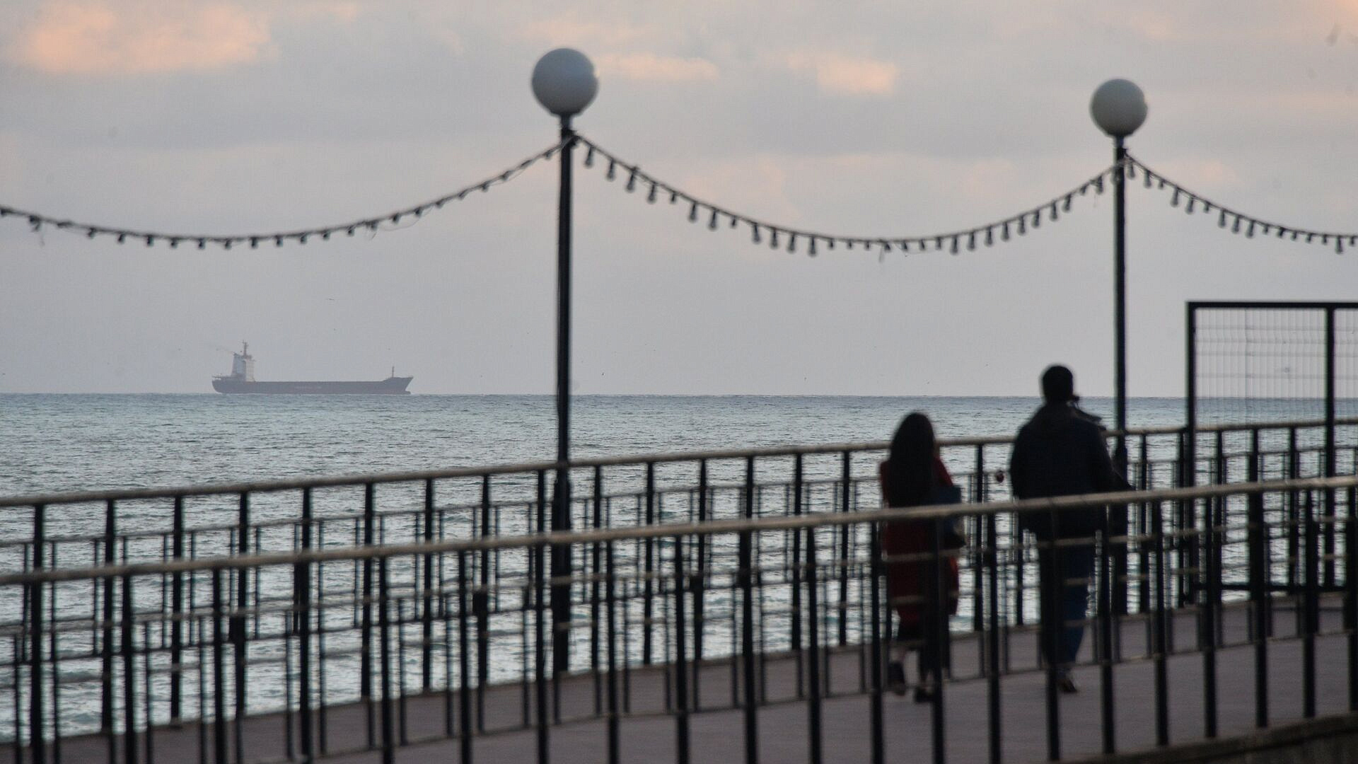 СМИ: "неизвестный объект" повредил греческий танкер у Новороссийска