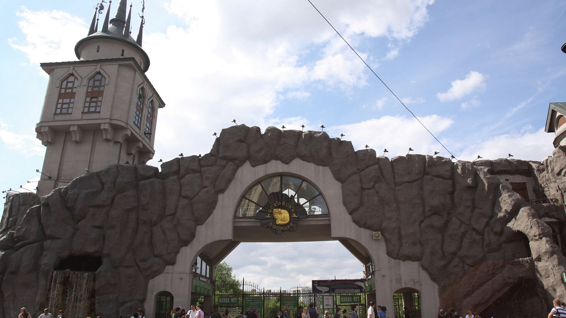 Теплолюбивых животных Московского зоопарка переместили в зимние вольеры