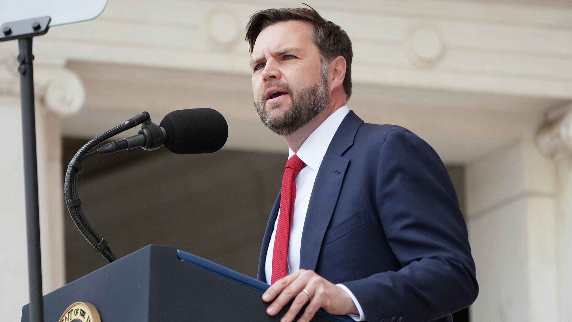 Вэнс рассказал, почему Трамп хочет достичь украинского урегулирования