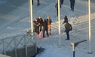 Мужчина, пытавшийся поднять флаг США в Нууке, оказался телеведущим из ФРГ