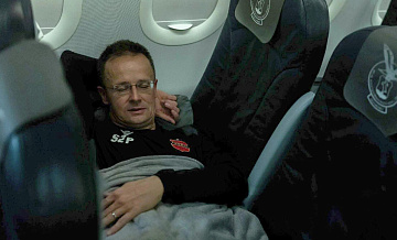 Сийярто показал, как спал в самолете до Москвы