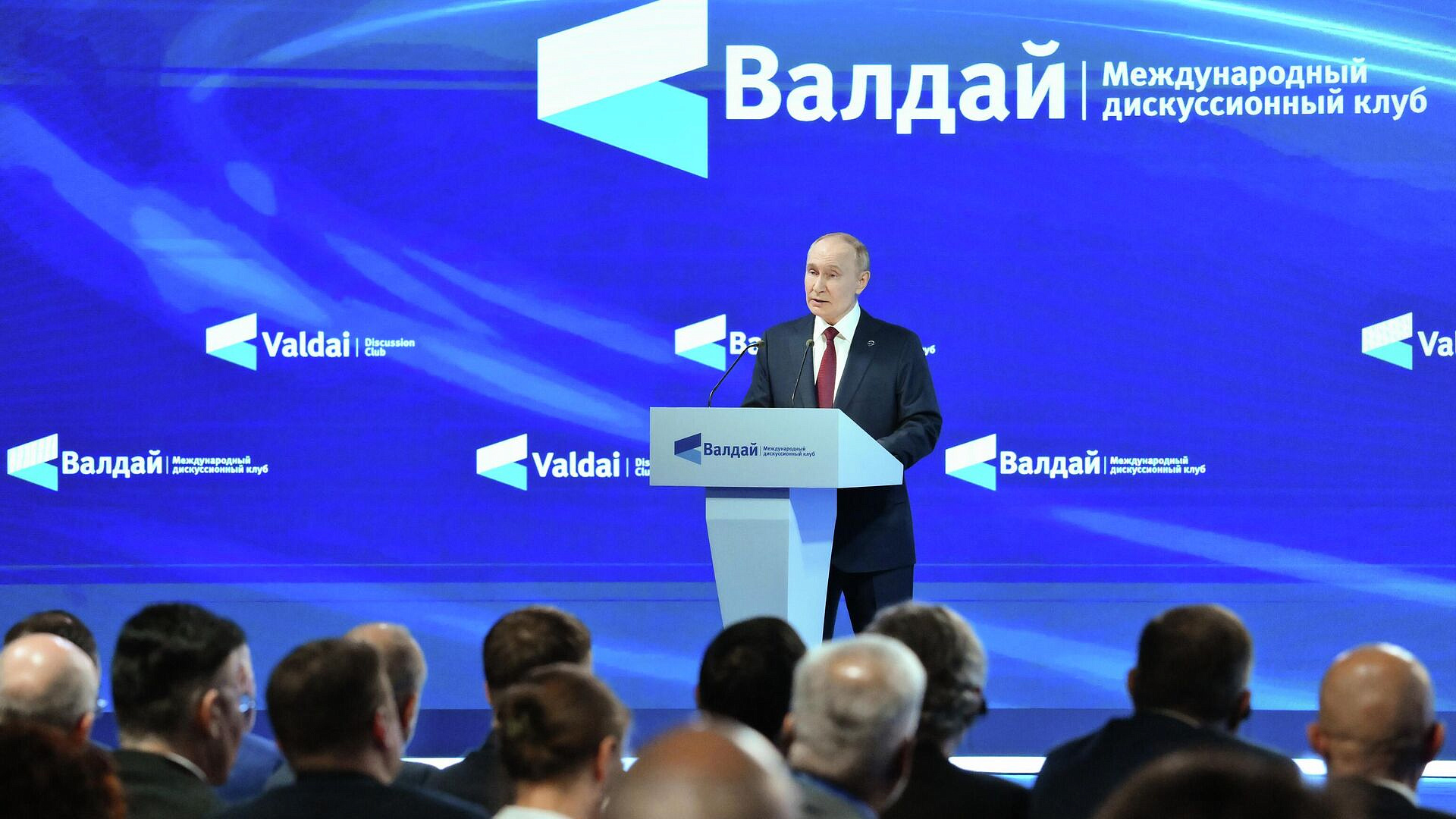 Превращать демократические процедуры в фарс не получится, заявил Путин