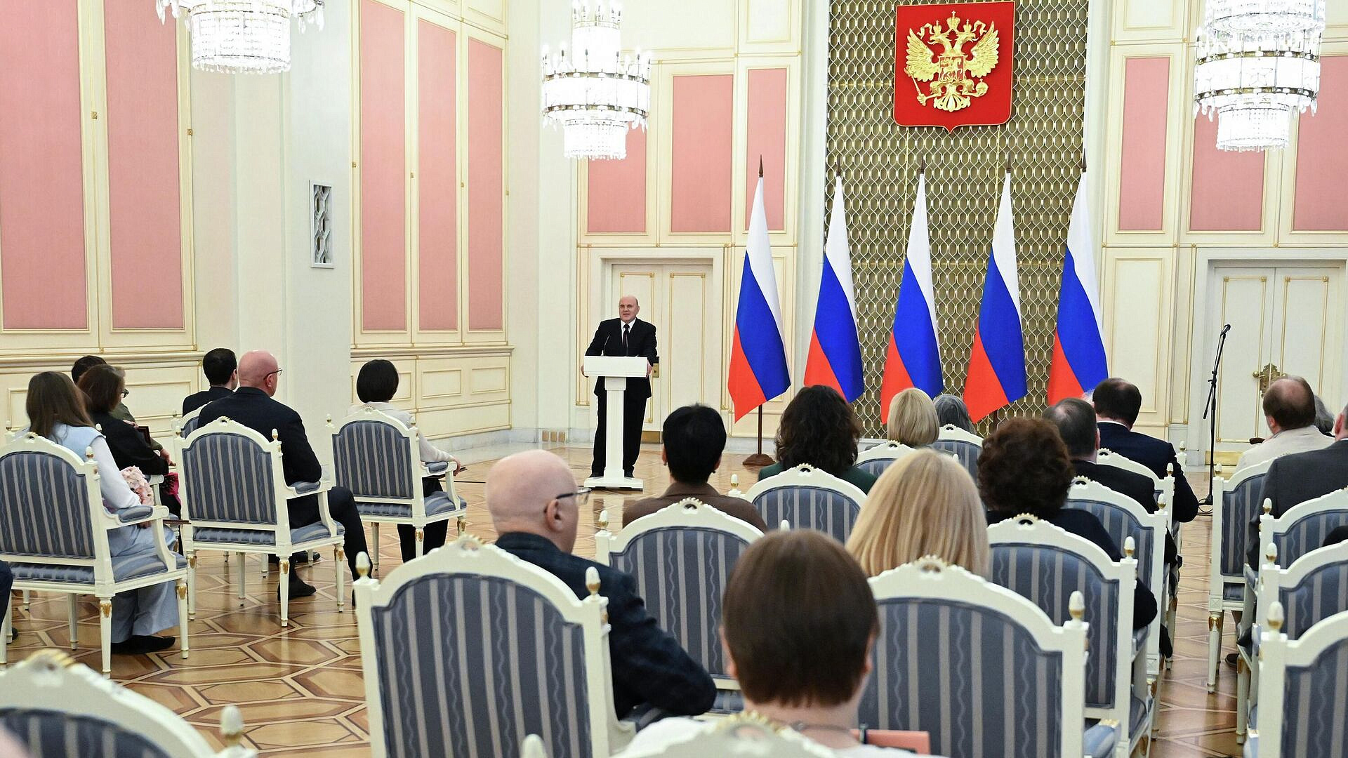 Мишустин призвал защищать детей от чрезмерного увлечения телефоном