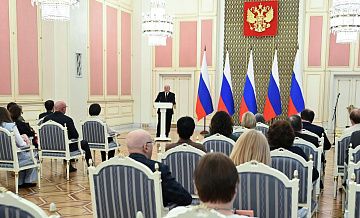 Мишустин призвал защищать детей от чрезмерного увлечения телефоном