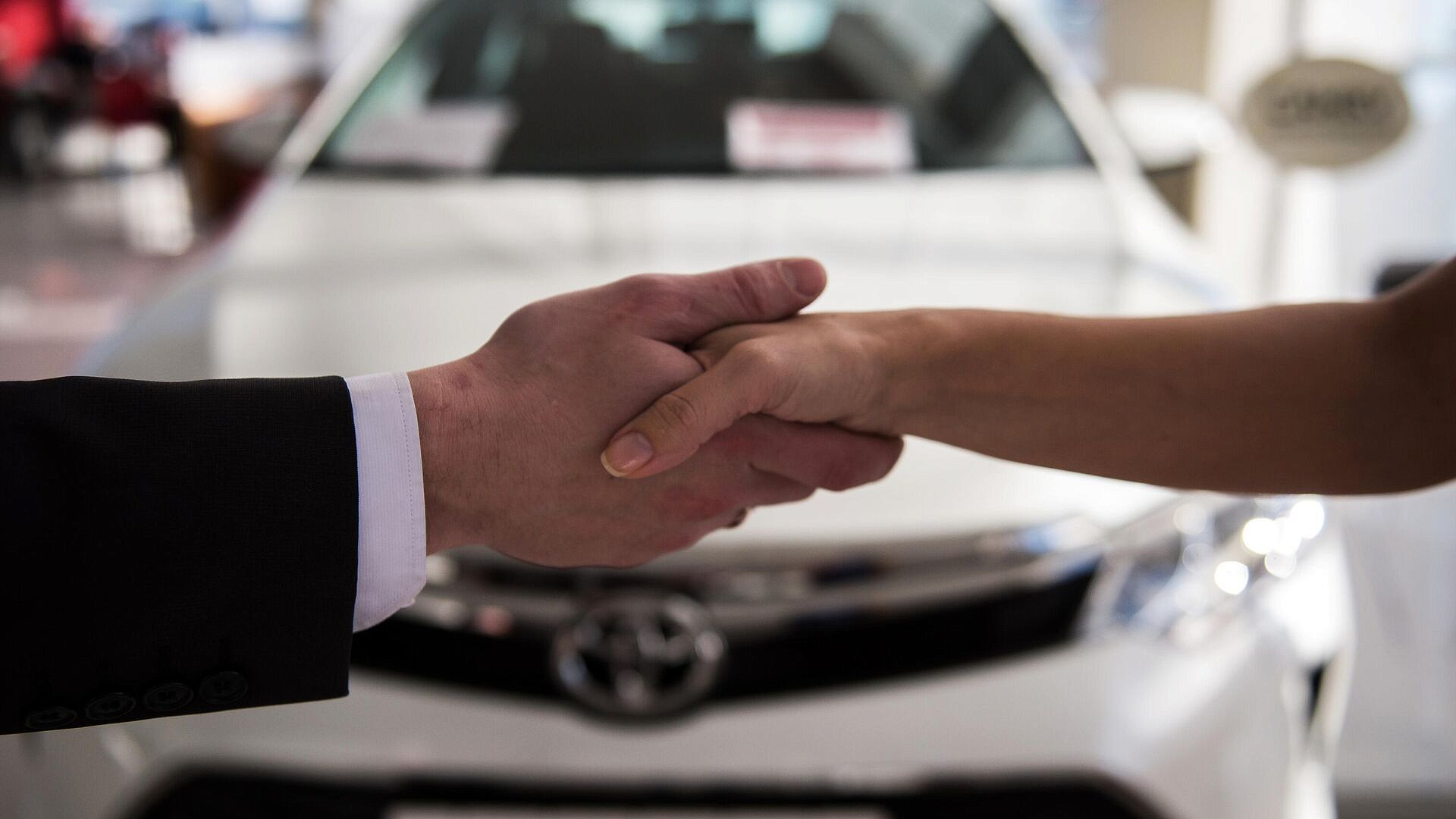 Эксперт рассказал, с чем связано снижение продаж автомобилей в России