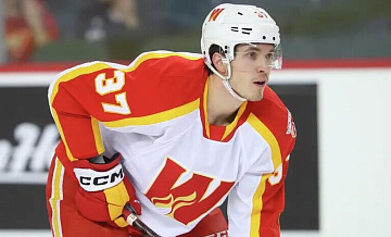 Российский защитник "Калгари" Ян Кузнецов набрал два очка в матче НХЛ
