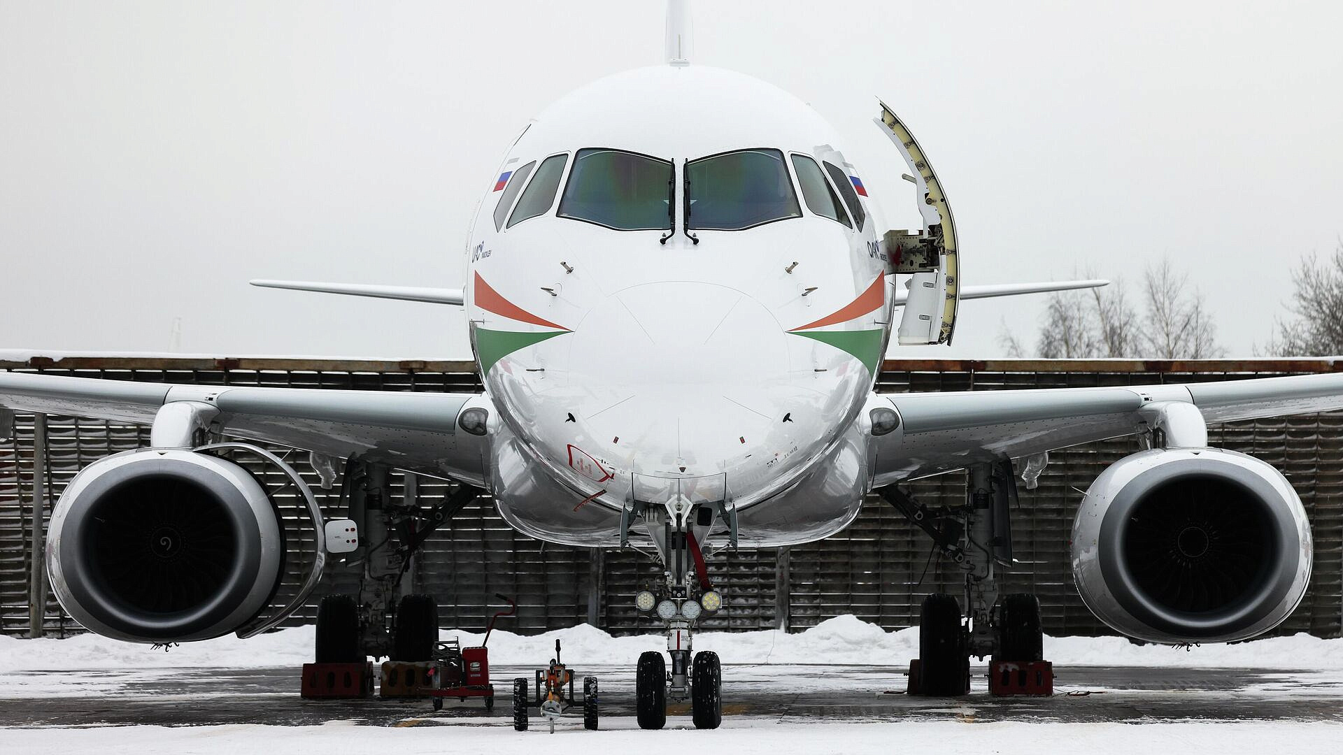 ���������� ��-114 � SJ-100 ��� �������� �� ������, ������� � ������������